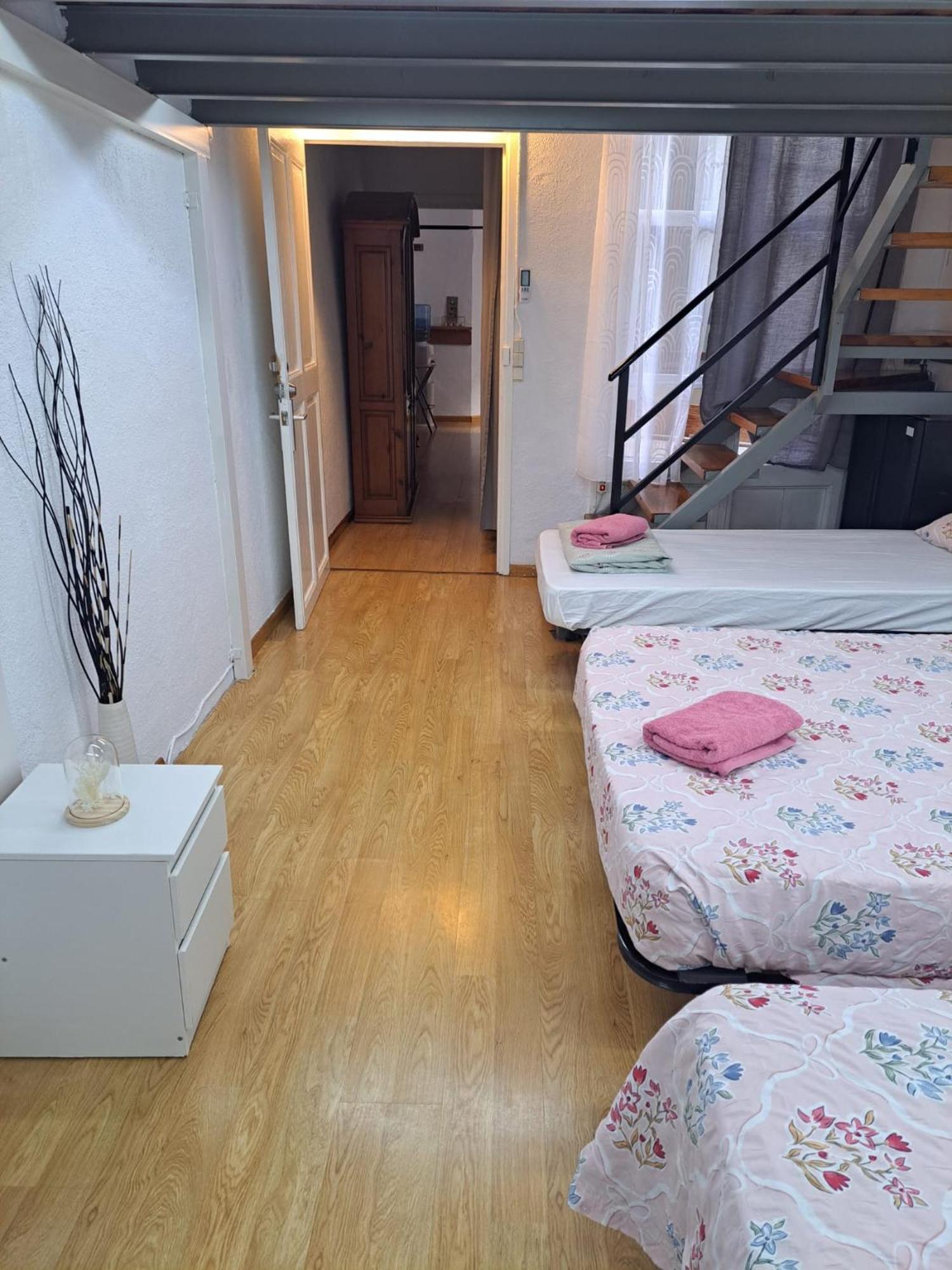 Habitacion Para Grupos Hasta 8 En Plena Rambla De Cataluna Barcelona Luaran gambar