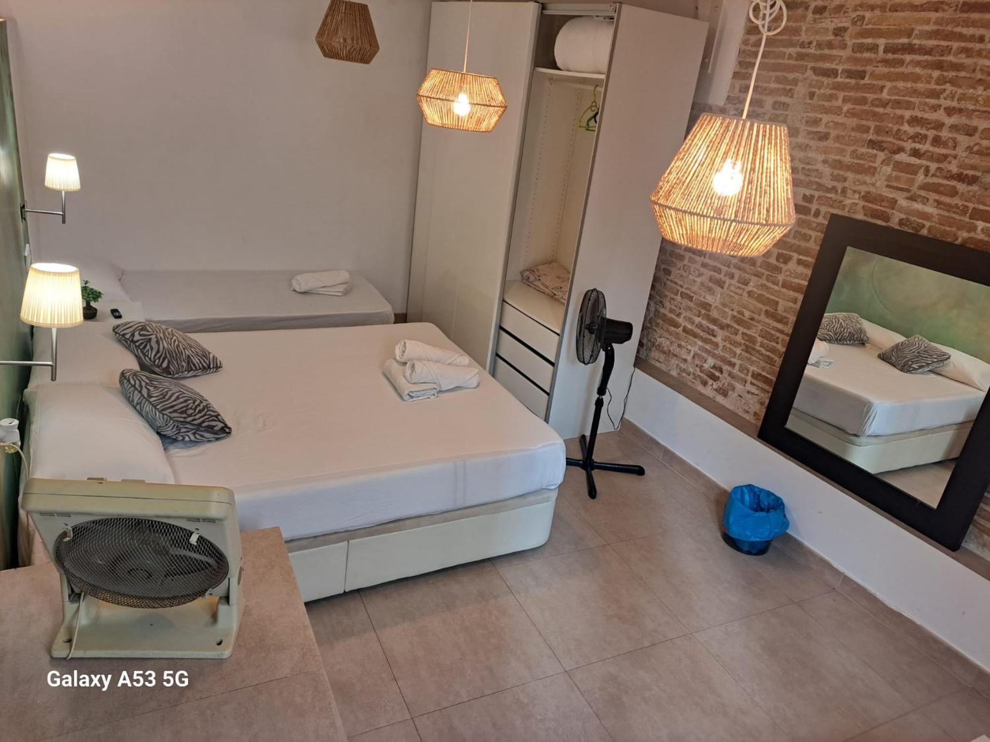Habitacion Para Grupos Hasta 8 En Plena Rambla De Cataluna Barcelona Luaran gambar
